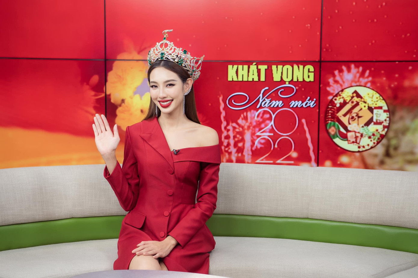 Người đẹp càng thêm thu hút khi đội trên đầu chiếc vương miện vàng cao quý được cho là có giá trị lên tới 12 tỷ đồng.