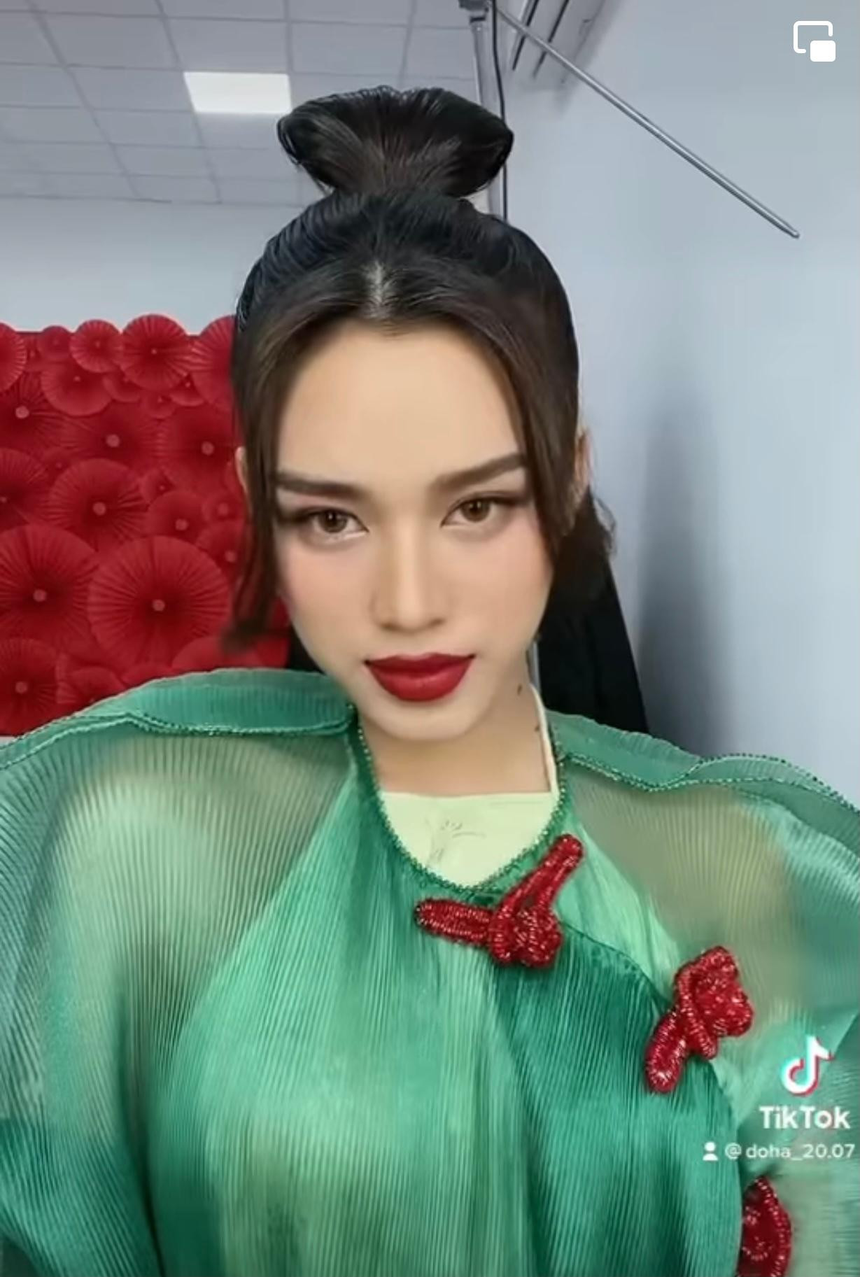 Màn 'biến hình' ấn tượng của Hoa hậu Đỗ Thị Hà. Màn 'biến hình' ấn tượng của Hoa hậu Đỗ Thị Hà.