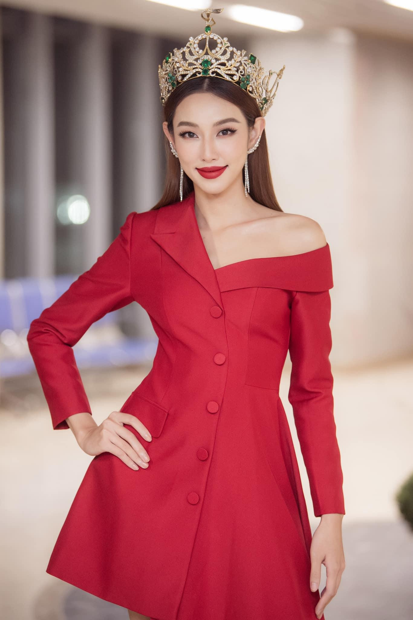 Những ngày cuối năm, Hoa hậu Thuỳ Tiên bận rộn với lịch trình làm việc dày đặc. Người đẹp liên tiếp tham dự nhiều buổi ghi hình với các đài truyền hình.