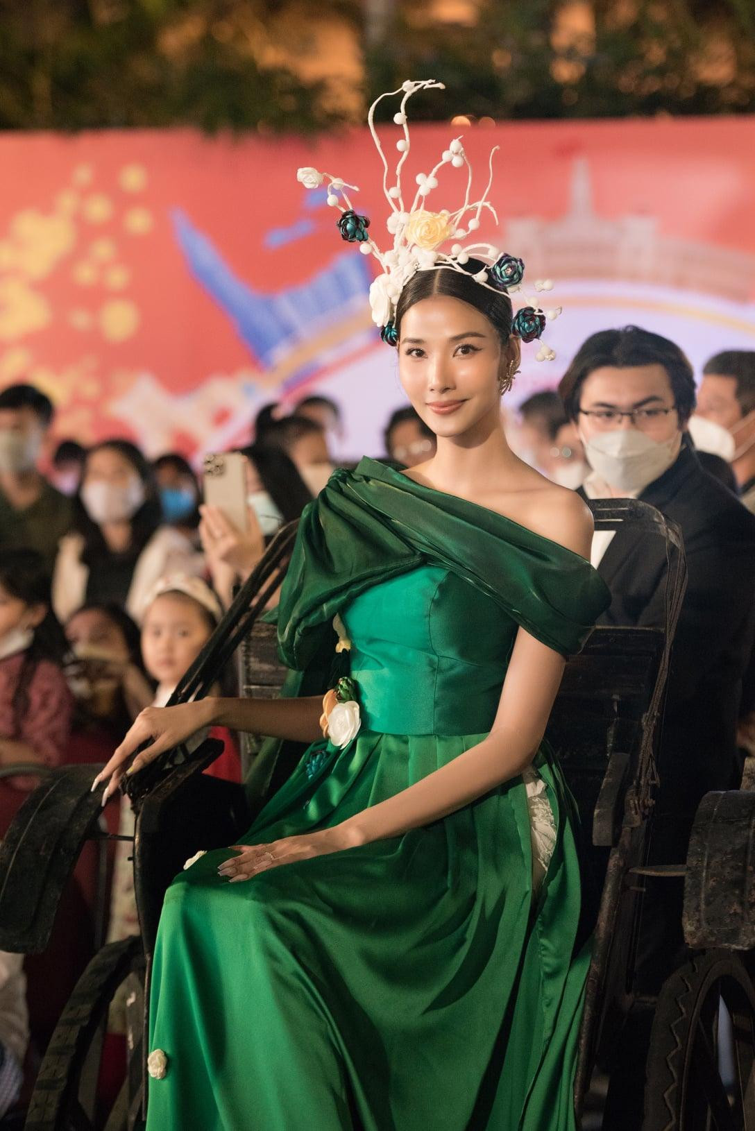 Á hậu Hoàng Thuỳ hoá thành cô ba Sài Gòn, du xuân trên xe kéo.