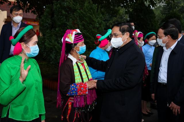 Thủ tướng ân cần thăm hỏi đời sống, sinh hoạt của bà con đồng bào các dân tộc xã Quảng Đức, huyện Hải Hà và xã Hải Sơn, thành phố Móng Cái. Ảnh: VGP/Nhật Bắc Thủ tướng ân cần thăm hỏi đời sống, sinh hoạt của bà con đồng bào các dân tộc xã Quảng Đức, huyện Hải Hà và xã Hải Sơn, thành phố Móng Cái. Ảnh: VGP/Nhật Bắc