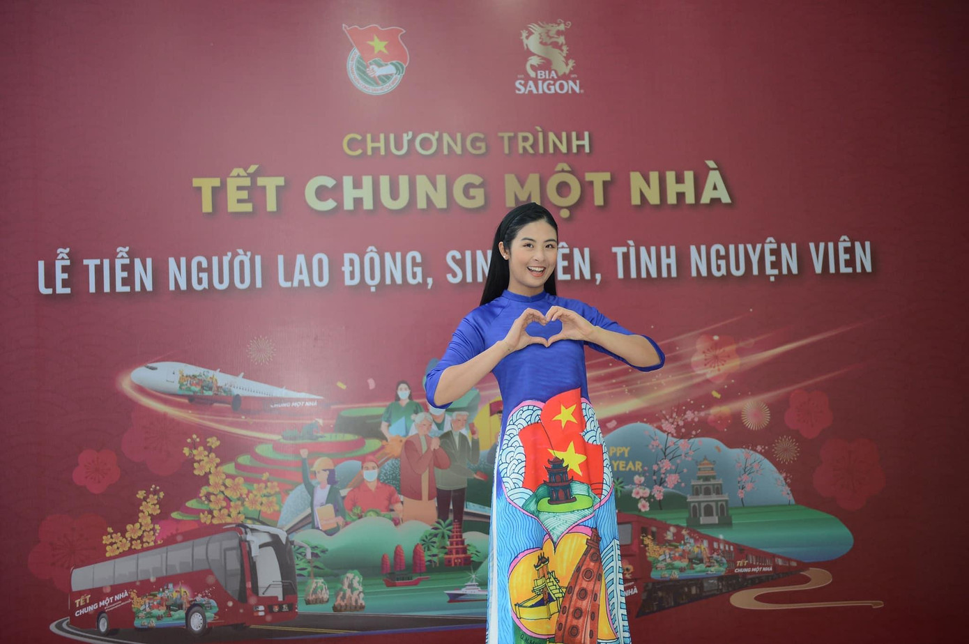 Hoa hậu Ngọc Hân cũng diện áo dài tham dự chương trình "Tết chung một nhà" ở đầu cầu Hà Nội.