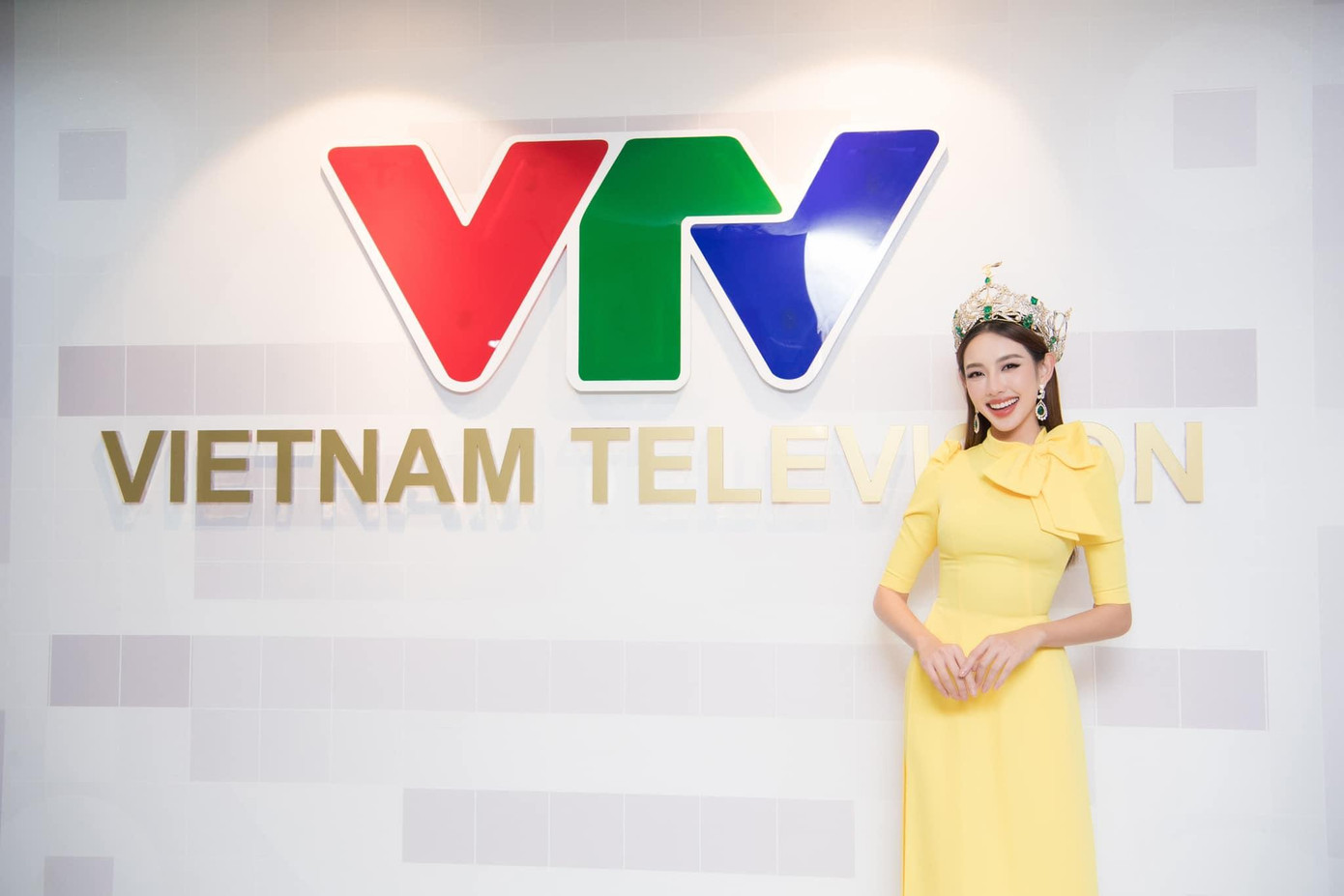 Vừa qua, Hoa hậu Thuỳ Tiên đã có mặt tại Hà Nội để ghi hình cho chương trình "Mùa đoàn tụ" của VTV sẽ được phát sóng vào đêm giao thừa sắp tới.