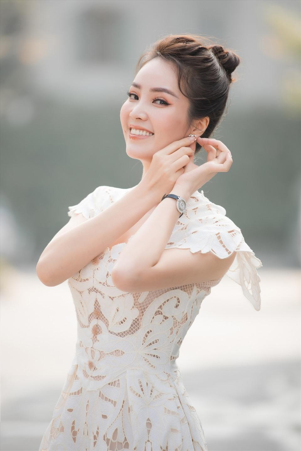Không chọn con đường dấn thân vào showbiz như những người đẹp khác, Á hậu Thụy Vân chọn làm MC, Biên tập viên cho Đài Truyền hình Việt Nam. Cô chinh phục khán giả bằng lối dẫn nhẹ nhàng đầy duyên dáng cùng khí chất tự tin, thông minh.