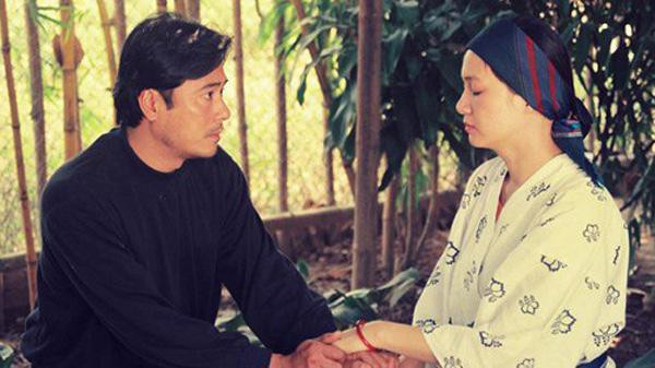 NSND Mạnh Cường và NSND Lê Khanh trong một cảnh phim của thập niên 90.