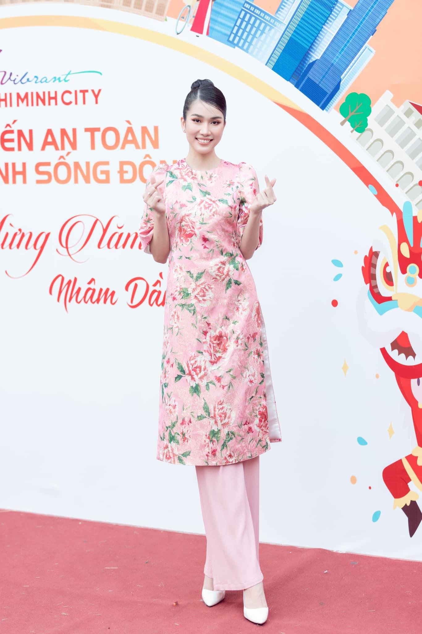 Á hậu Phương Anh rực rỡ với trang phục áo dài cách tân tông màu hồng, hoạ tiết hoa cỏ mùa xuân.