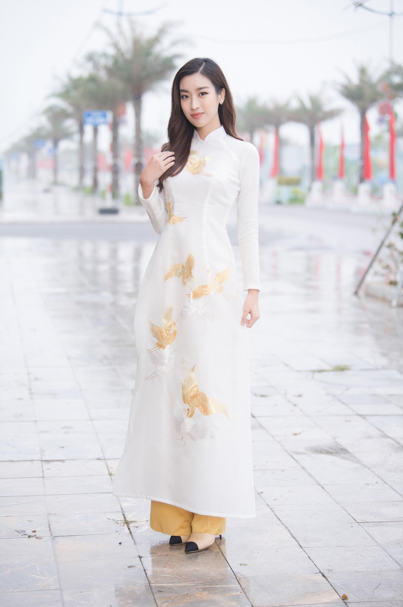 Hoa hậu Đỗ Mỹ Linh diện áo dài trắng với họa tiết chim màu vàng nổi bật. Hoa hậu Đỗ Mỹ Linh diện áo dài trắng với họa tiết chim màu vàng nổi bật.