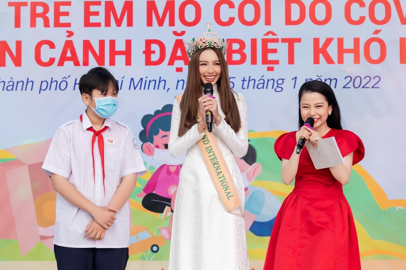 Có thể nói nhan sắc xinh đẹp của Thuỳ Tiên khi diện áo dài đã chinh phục được nhiều công chúng!