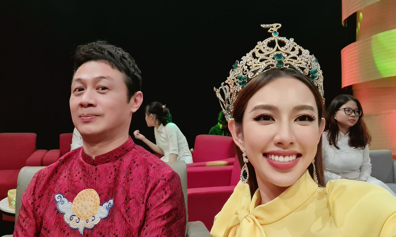 Biểu cảm của MC Anh Tuấn khi lần đầu chụp ảnh với Hoa hậu Thuỳ Tiên khiến fan bật cười. Biểu cảm của MC Anh Tuấn khi lần đầu chụp ảnh với Hoa hậu Thuỳ Tiên khiến fan bật cười.