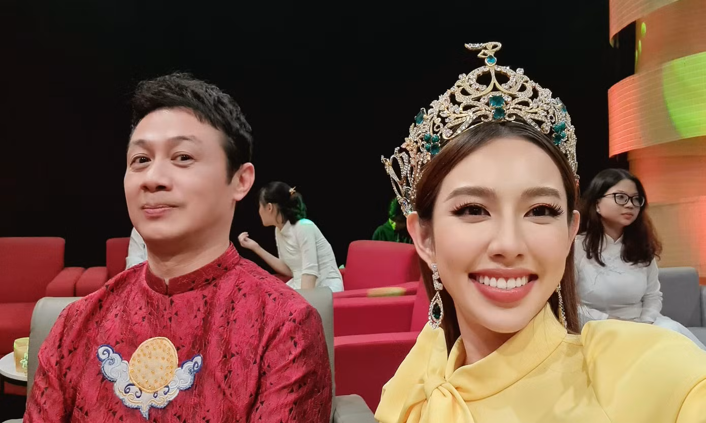 Biểu cảm của MC Anh Tuấn khi lần đầu chụp ảnh với Hoa hậu Thuỳ Tiên khiến fan bật cười. Biểu cảm của MC Anh Tuấn khi lần đầu chụp ảnh với Hoa hậu Thuỳ Tiên khiến fan bật cười.