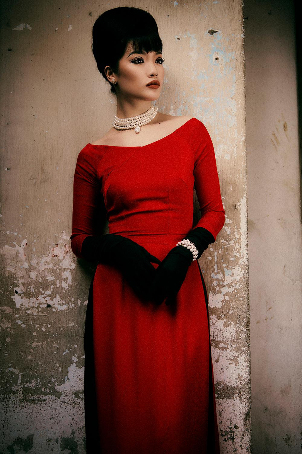 Kiểu vấn tóc đặc trưng và trang điểm mắt mèo quyến rũ được nữ người mẫu tái hiện cực kỳ ấn tượng. Kiểu vấn tóc đặc trưng và trang điểm mắt mèo quyến rũ được nữ người mẫu tái hiện cực kỳ ấn tượng.