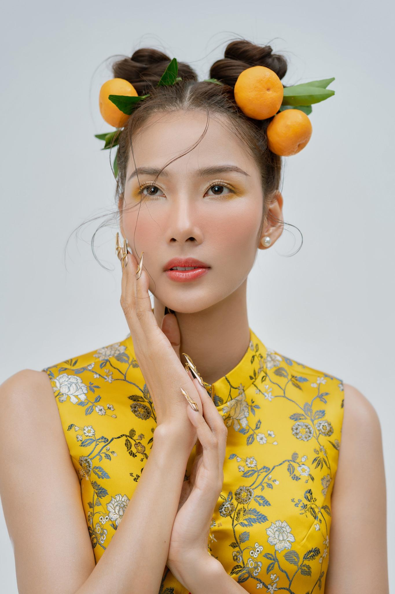 Á hậu Hoàng Thuỳ với tạo hình độc đáo trong bộ ảnh Tết. Á hậu Hoàng Thuỳ với tạo hình độc đáo trong bộ ảnh Tết.