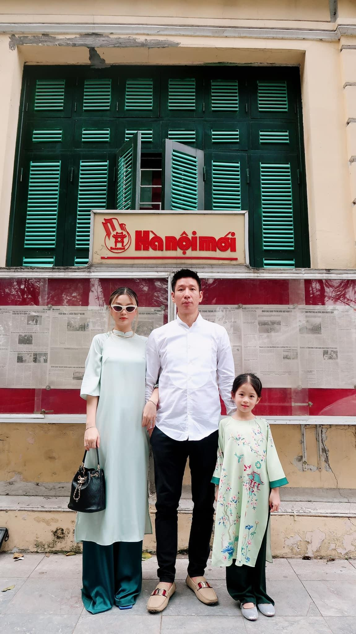 Những ngày giáp Tết, Á hậu Diễm Trang cùng ông xã và con gái tranh thủ đi thăm thú đường phố thủ đô. Những ngày giáp Tết, Á hậu Diễm Trang cùng ông xã và con gái tranh thủ đi thăm thú đường phố thủ đô.