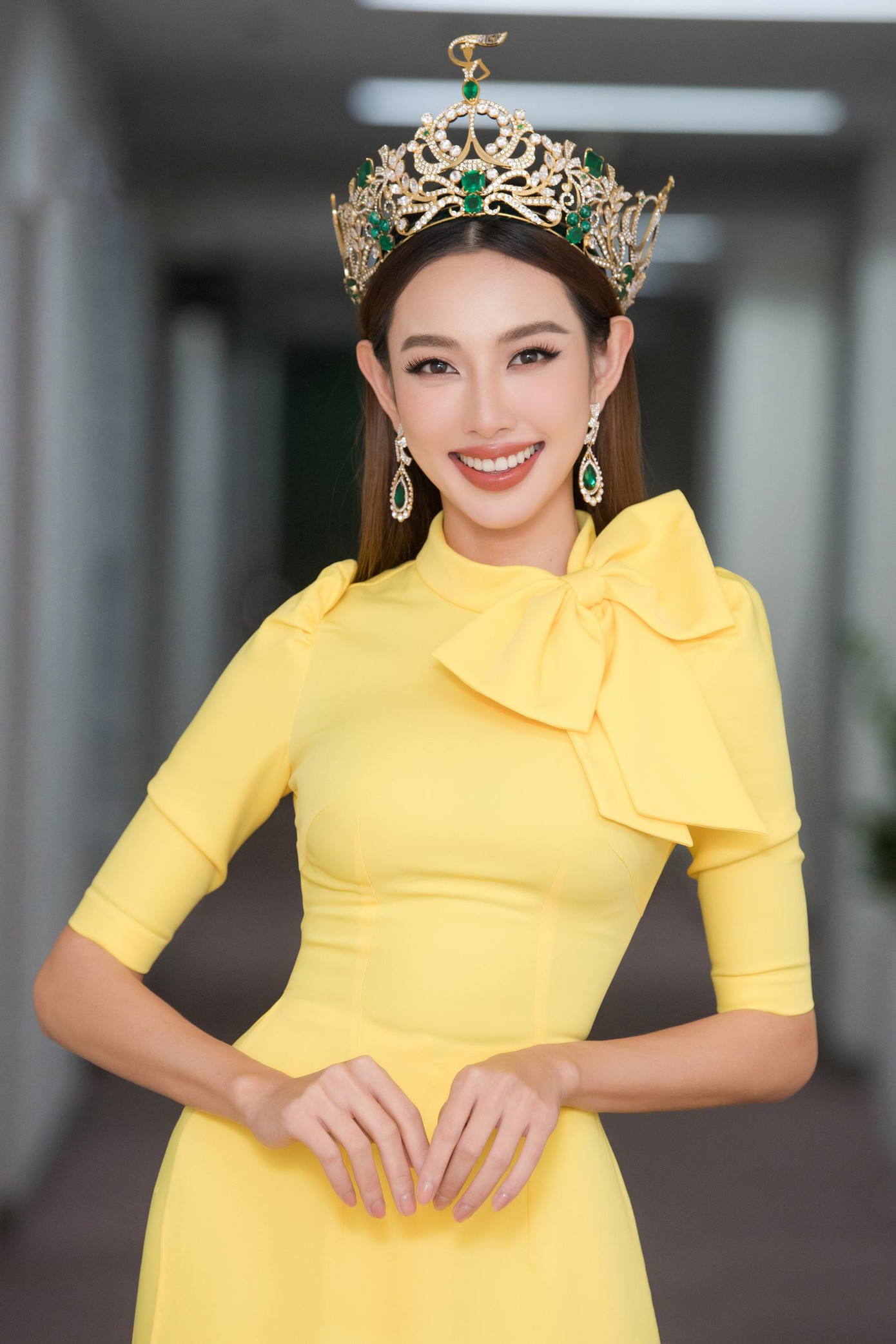 Thiết kế áo dài cách điệu với chiếc nơ duyên dáng tôn lên vẻ đẹp đằm thắm và rạng rỡ của Thuỳ Tiên.