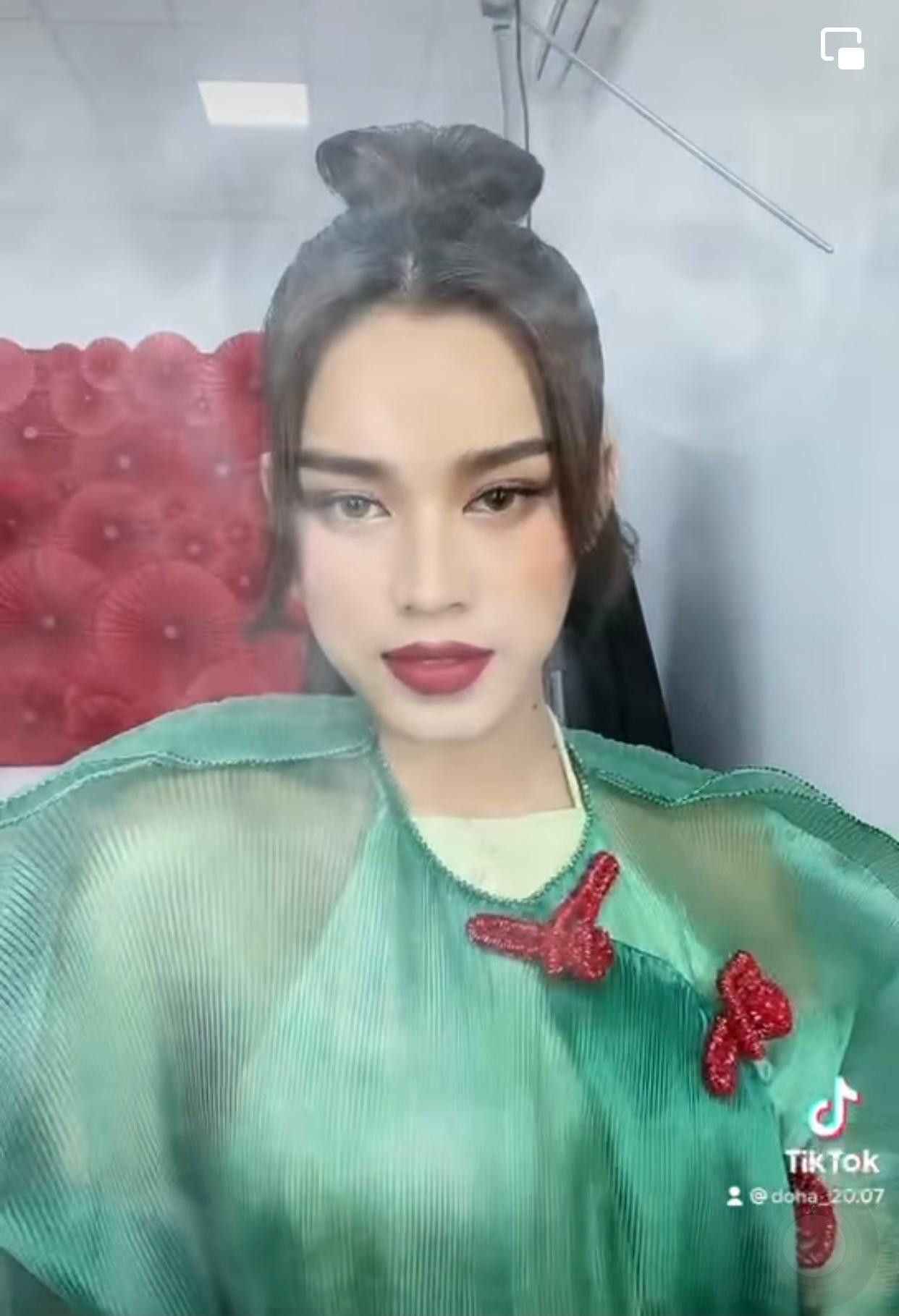 Nhan sắc ma mị, kiêu sa được ví như 'mỹ nhân cổ trang' của Đỗ Thị Hà. Nhan sắc ma mị, kiêu sa được ví như 'mỹ nhân cổ trang' của Đỗ Thị Hà.