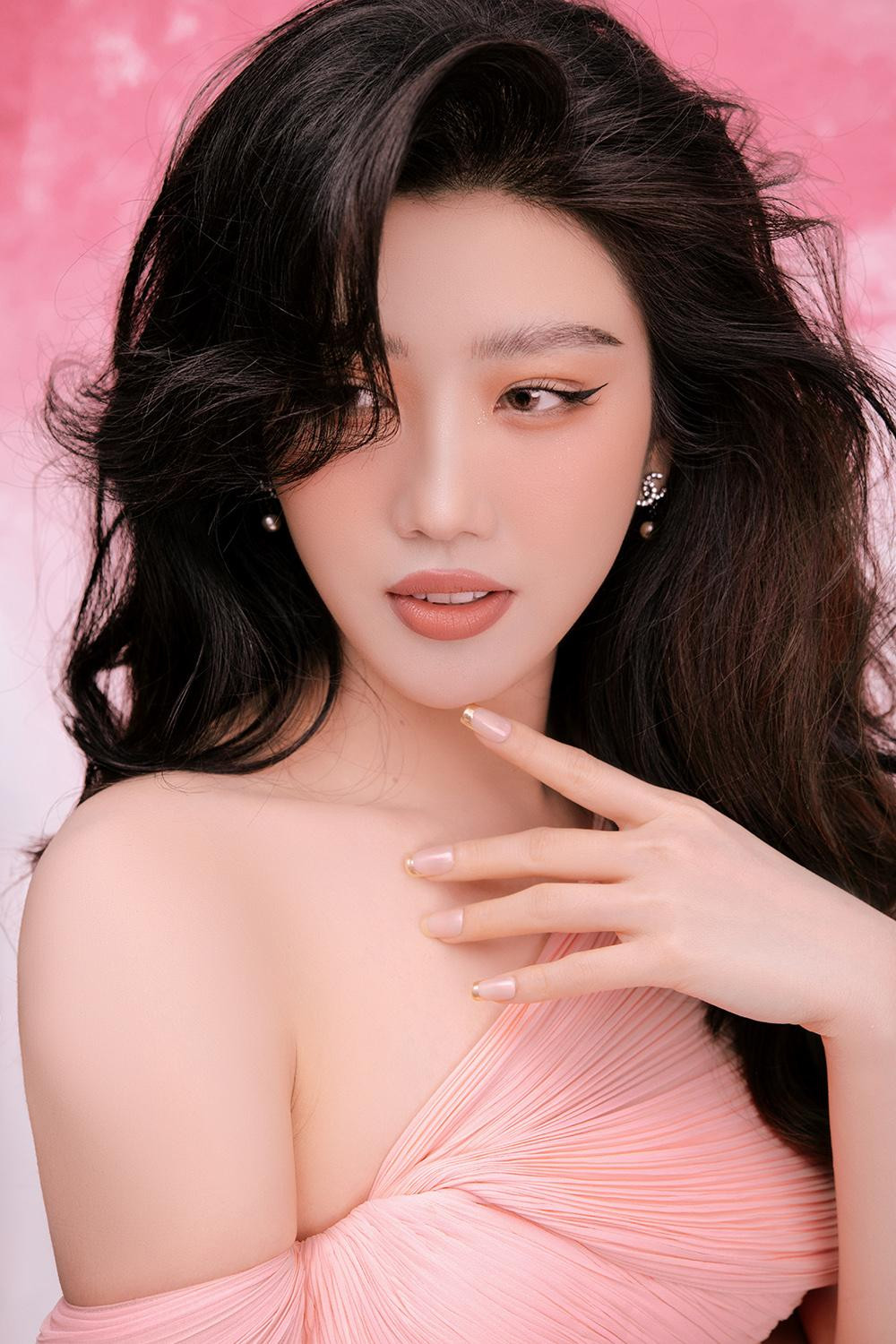 Người đẹp khoe nhan sắc ngọt ngào tựa 'nàng Xuân' khi diện bộ váy lệch vai tông màu hồng pastel quyến rũ.