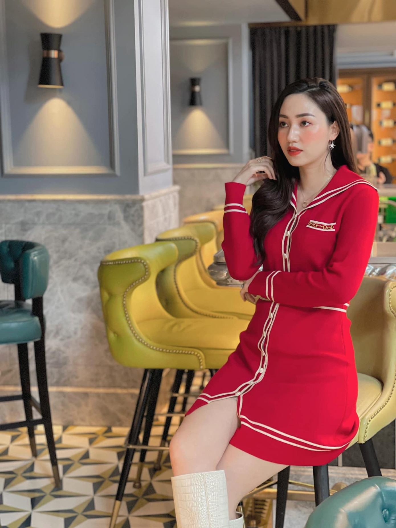 Á hậu Trà My diện váy đỏ rực khoe chân thon quyến rũ.