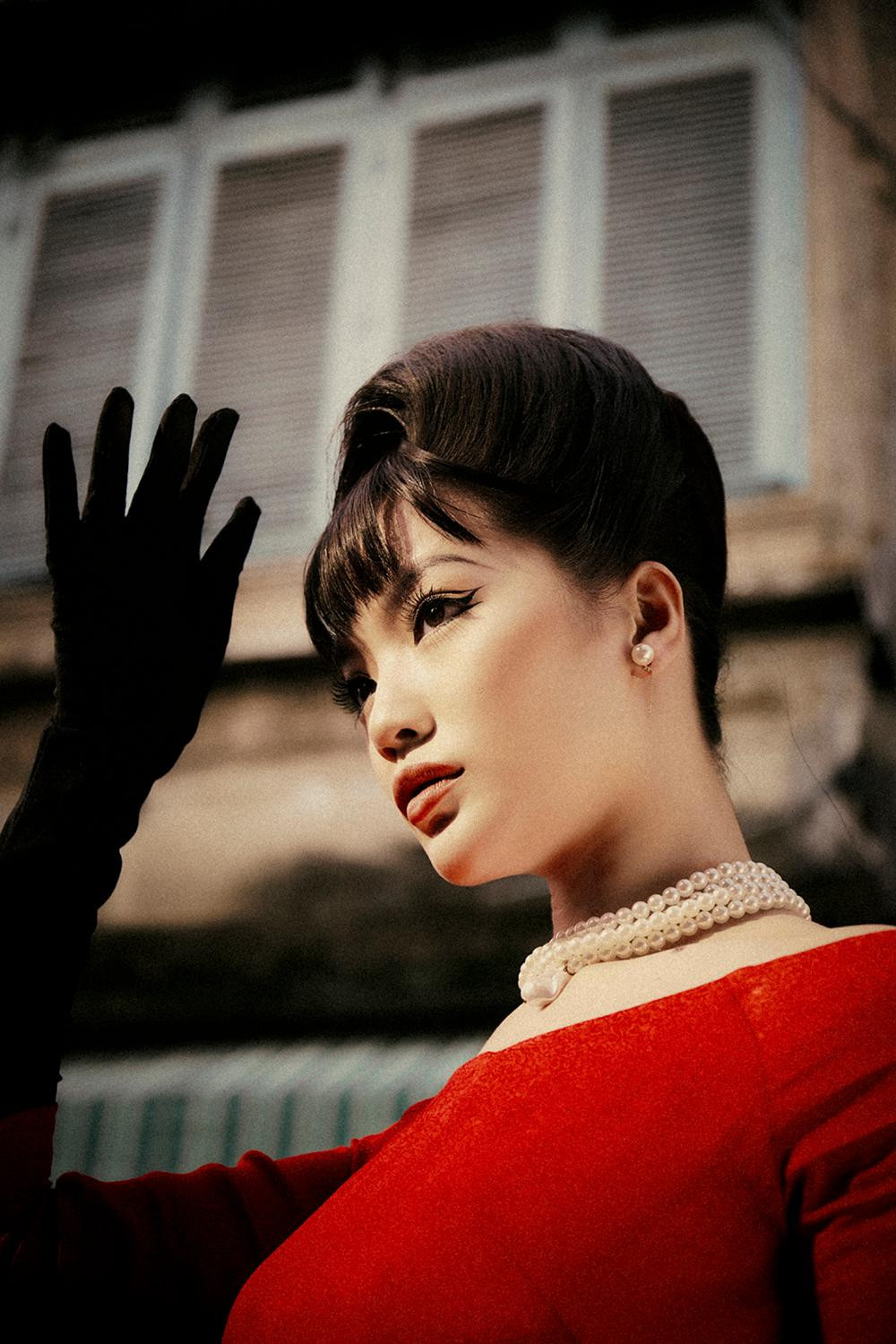 Là một nữ người mẫu thế hệ Gen Z, Lâm Bích Tuyền muốn tái hiện nét đẹp của áo dài trong nhịp thở của cuộc sống hiện đại. Là một nữ người mẫu thế hệ Gen Z, Lâm Bích Tuyền muốn tái hiện nét đẹp của áo dài trong nhịp thở của cuộc sống hiện đại.