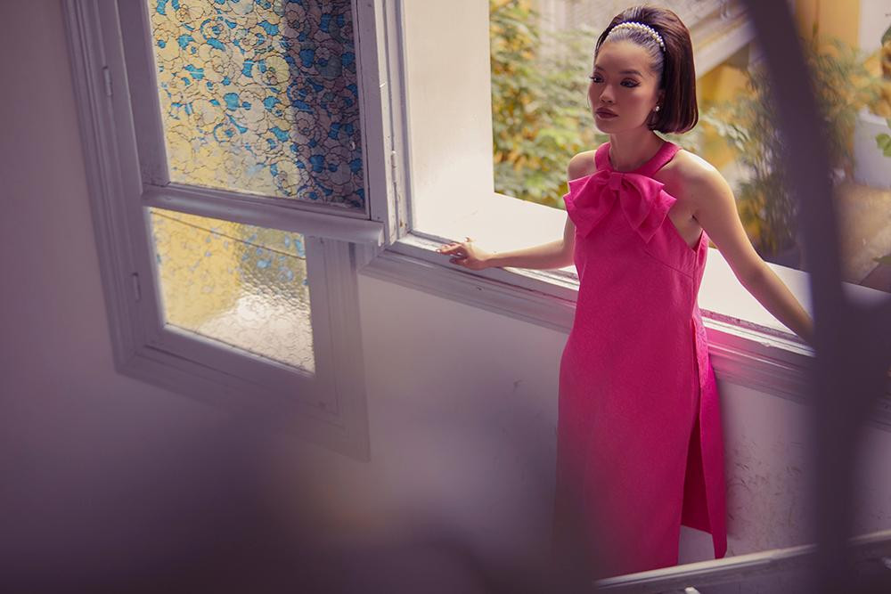 Những ngày Tết cận kề, Lâm Bích Tuyền lựa chọn một mẫu áo dài cách tân đẹp mắt mang sắc màu hồng tươi tắn. Những ngày Tết cận kề, Lâm Bích Tuyền lựa chọn một mẫu áo dài cách tân đẹp mắt mang sắc màu hồng tươi tắn.