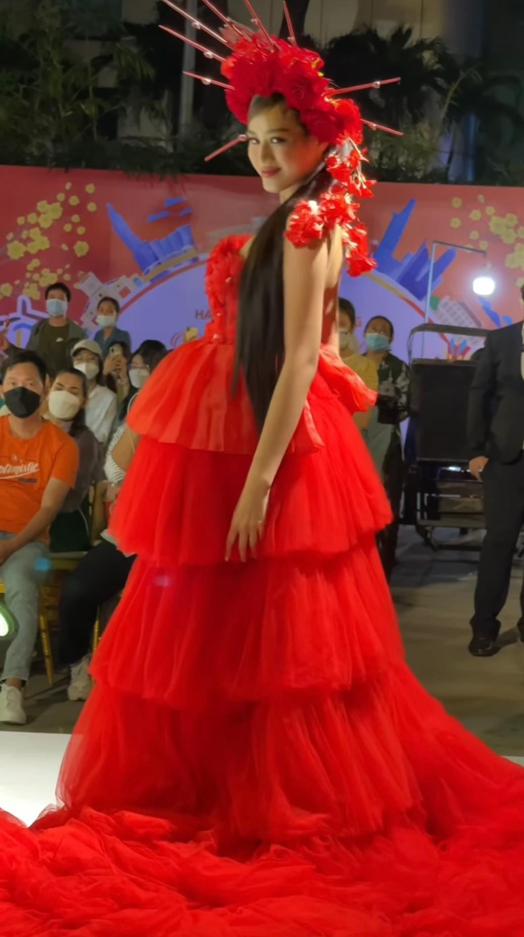 Người đẹp trình diễn cực ấn tượng trên sàn diễn. Người đẹp trình diễn cực ấn tượng trên sàn diễn.