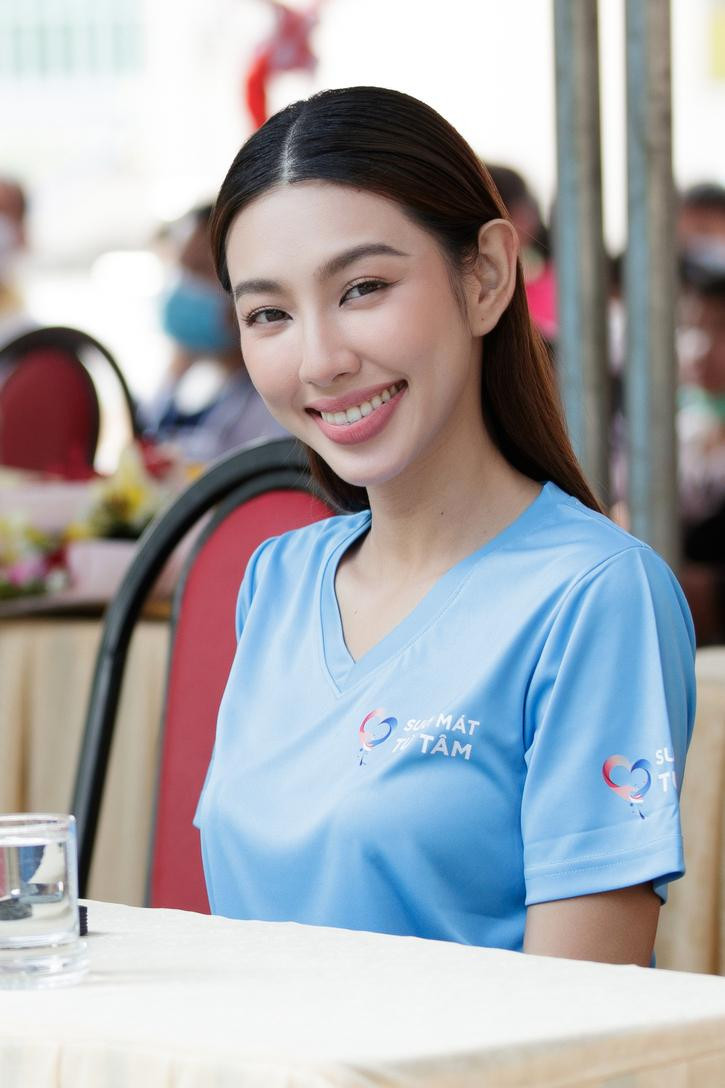 Mới đây, Hoa hậu Thùy Tiên cùng bà Phạm Kim Dung đã đến địa điểm Nhà văn hóa thể thao xã Phạm Văn Cội, huyện Củ Chi để trao tặng sân chơi cũng như những phần quà ý nghĩa, giúp hỗ trợ bà con địa phương đón Tết thêm ấm no, hạnh phúc.