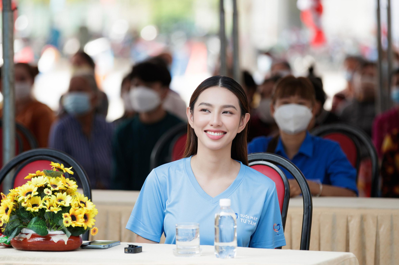 Chương trình được diễn ra với rất nhiều hoạt động giao lưu, Hoa hậu Thùy Tiên không khỏi bất ngờ trước tình cảm nồng nhiệt của người dân nơi đây.