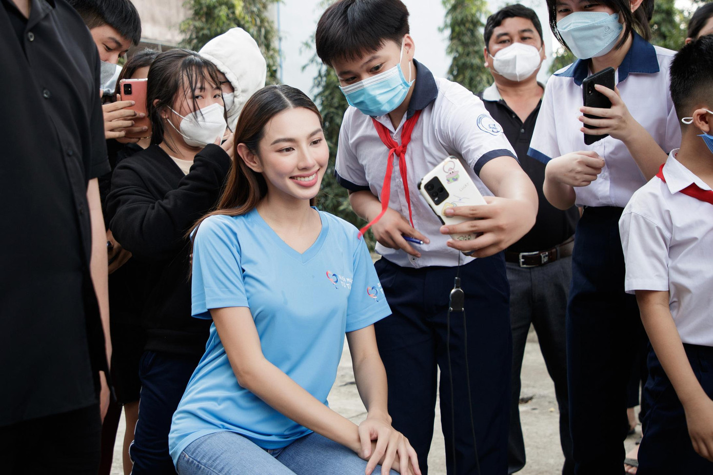 Vừa qua, Thùy Tiên cũng đã vượt địa hình hiểm trở để đến thăm và trao tặng khu vui chơi cho trường mầm non tại xã vùng cao thuộc tỉnh Cao Bằng.