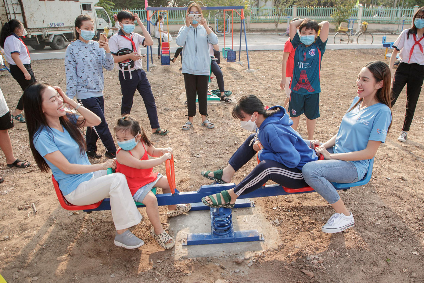 Song song đó là bảo trợ 15 trẻ em mồ côi do Covid-19 và hỗ trợ vốn cho 20 phụ nữ có điều kiện khó khăn.