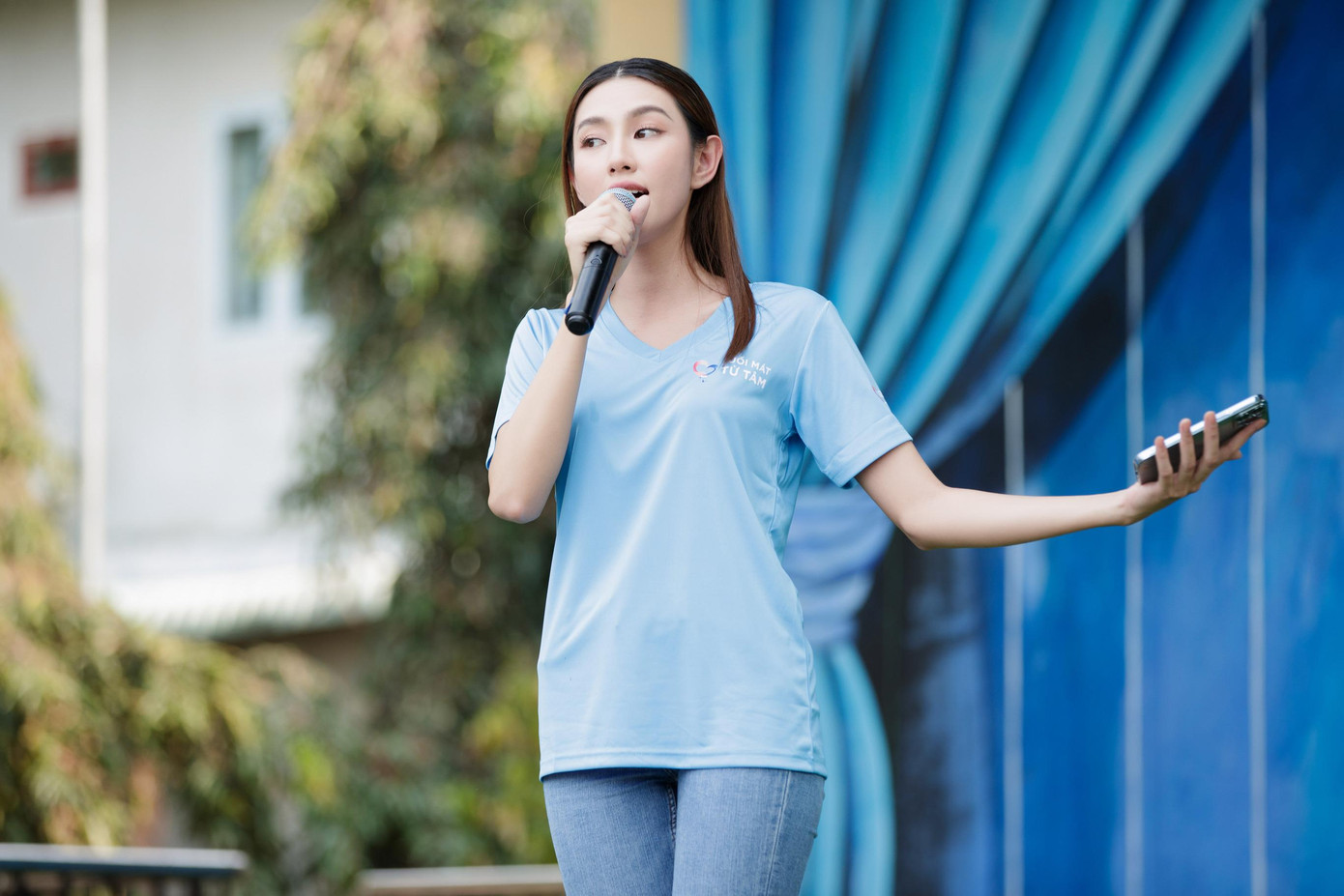 Được biết, bên cạnh khu vui chơi tại Nhà văn hóa Thể thao, Hoa hậu Thùy Tiên và bà Phạm Kim Dung còn trao tặng thêm 30 suất học bổng cho các em học sinh nghèo hiếu học và 53 phần quà gồm như yếu phẩm như gạo, nước mắm,... cho bà con có hoàn cảnh khó khăn.