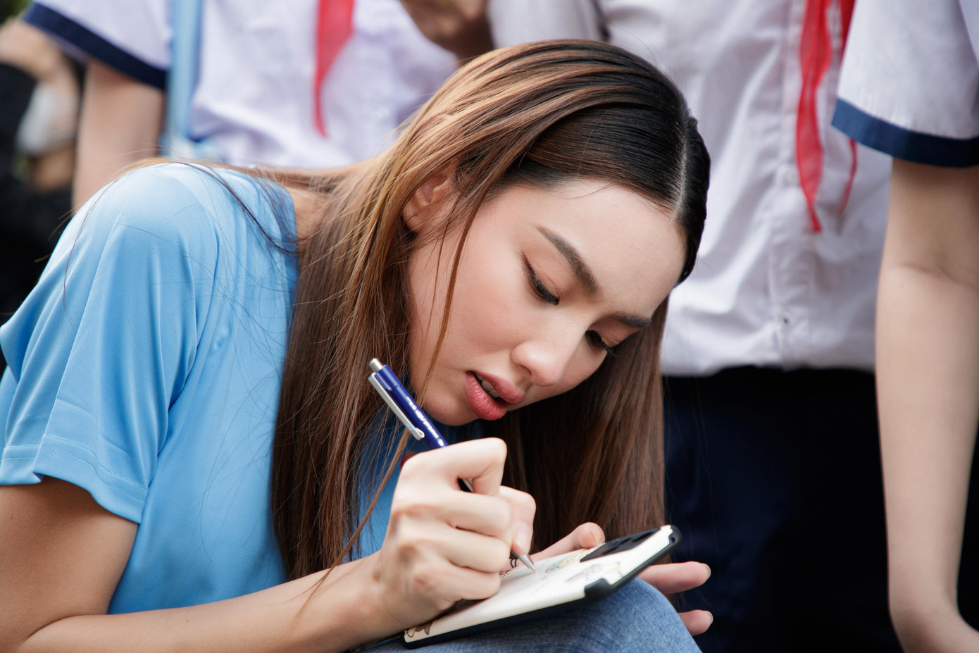 Cô cũng dành hết số tiền nhận được qua hoạt động livestream để mua quà bánh tặng người vô gia cư tại các cung đường trong TP. HCM.