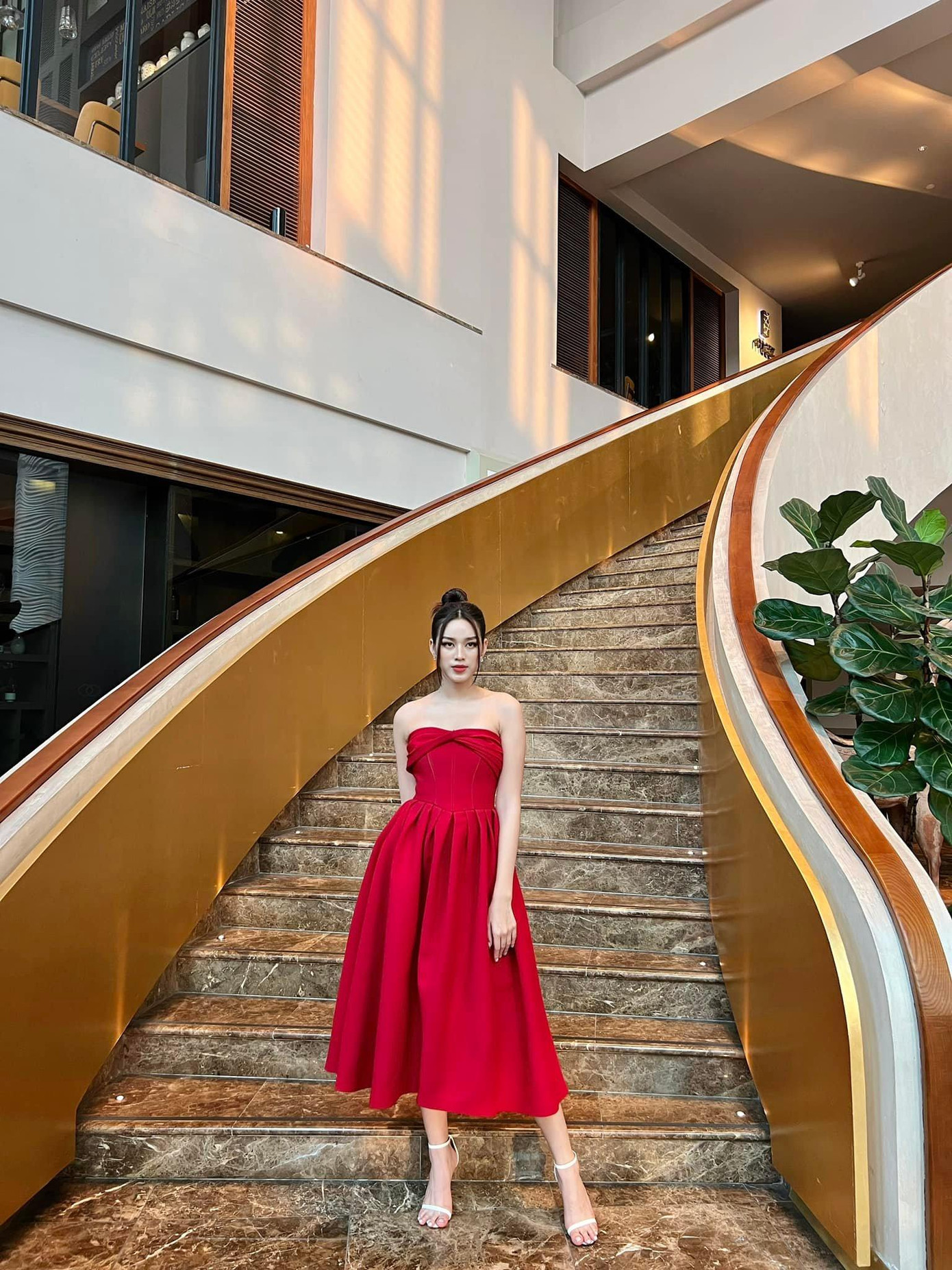 Diện bộ váy xòe tông màu đỏ rực, người đẹp xứ Thanh khoe nhan sắc xinh đẹp, kiêu kỳ.