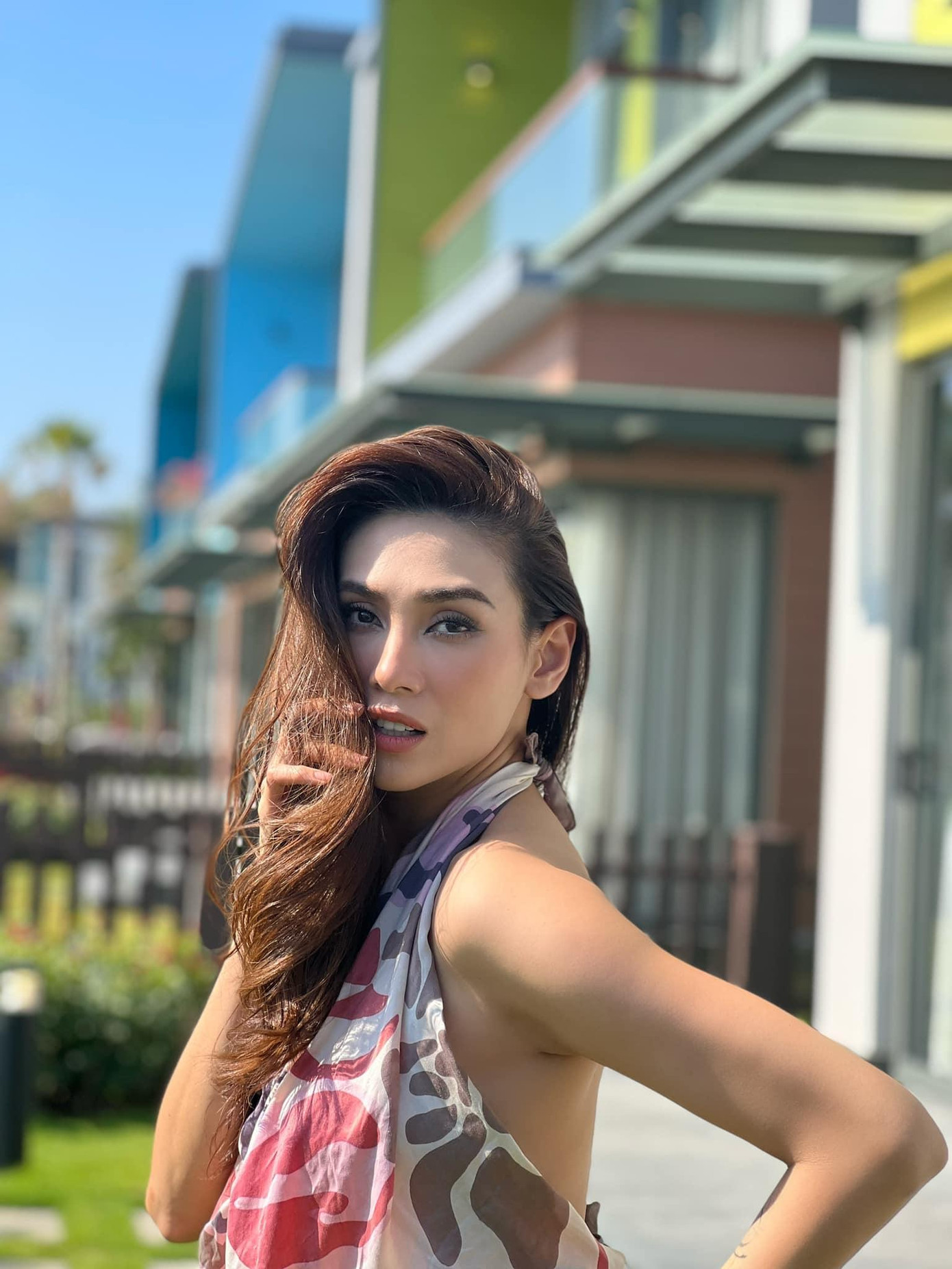 Siêu mẫu, Á hậu Võ Hoàng Yến khoe lưng trần nuột nà.