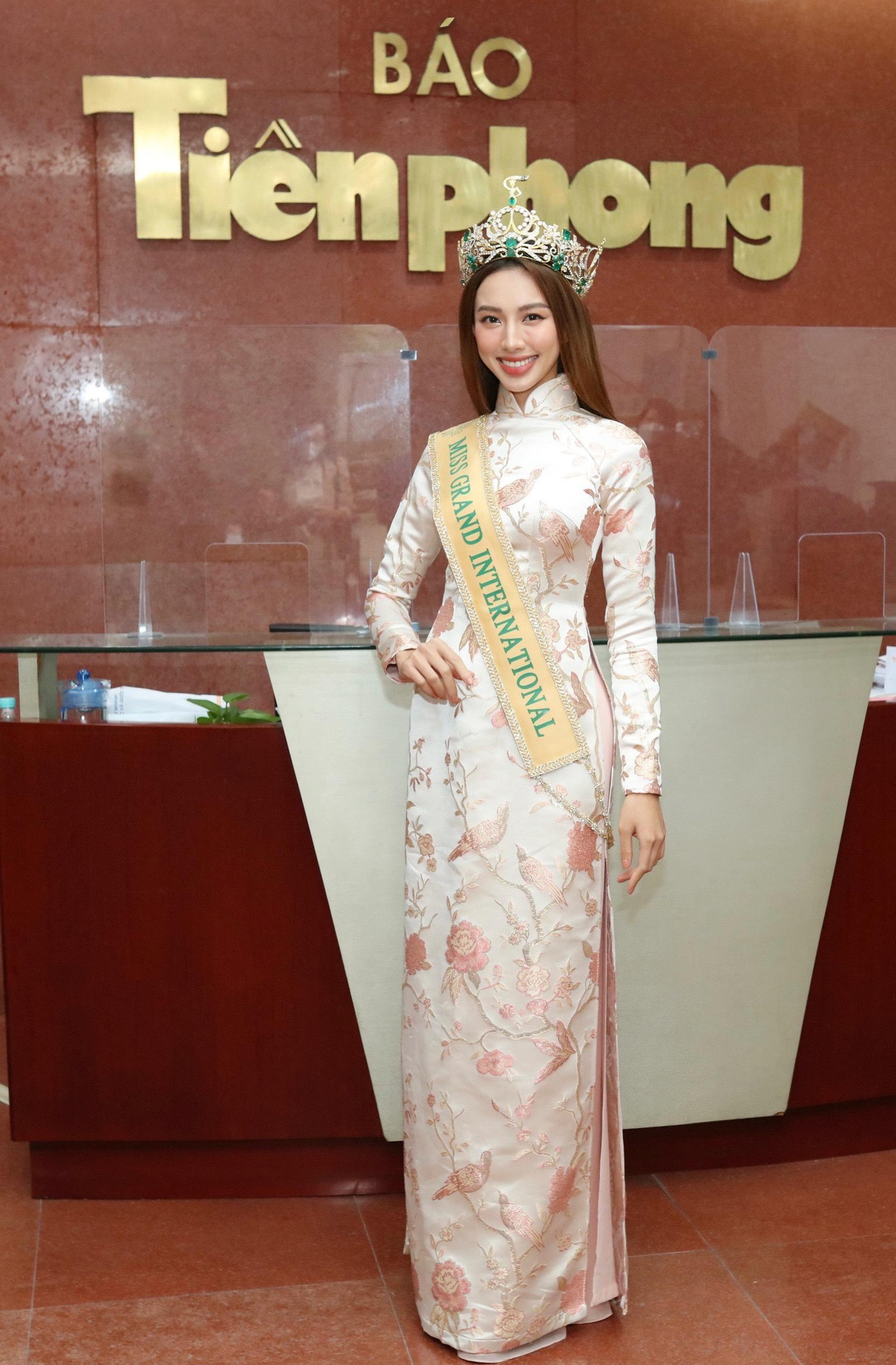 Trong lần đầu tiên xuất hiện ở Hà Nội sau khi đăng quang, Hoa hậu Thuỳ Tiên cũng lựa chọn áo dài nền nã.