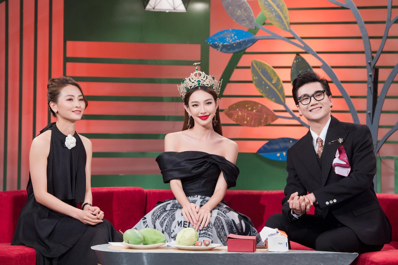 Sự gần gũi và chân thật của Thuỳ Tiên khi tương tác với hai MC nhận được nhiều lời khen từ khán giả theo dõi chương trình.