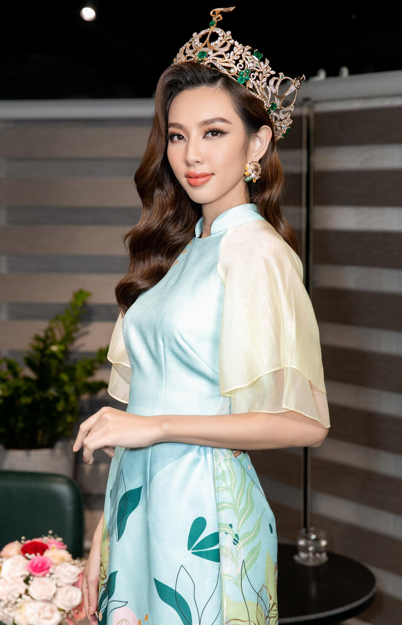 Khoác trên mình trang phục áo dài, đầu đội vương miện Miss Grand International lấp lánh, Thuỳ Tiên đang nỗ lực để góp phần quảng bá văn hoá Việt Nam trong một năm đương nhiệm của mình.