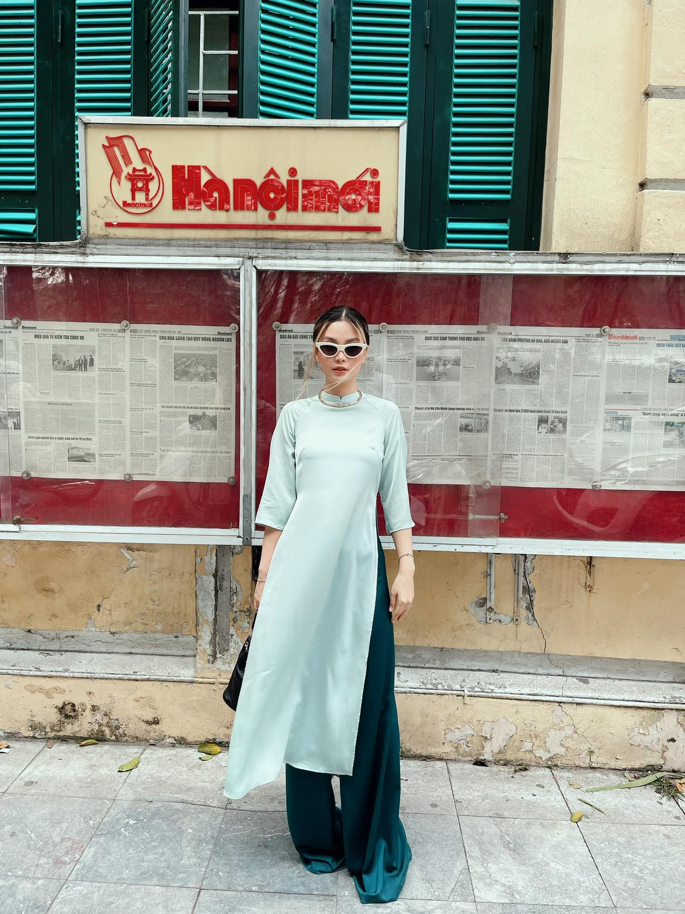 Á hậu Việt Nam 2012 diện áo dài xưa tông màu xanh pastel đẹp mắt. Á hậu Việt Nam 2012 diện áo dài xưa tông màu xanh pastel đẹp mắt.