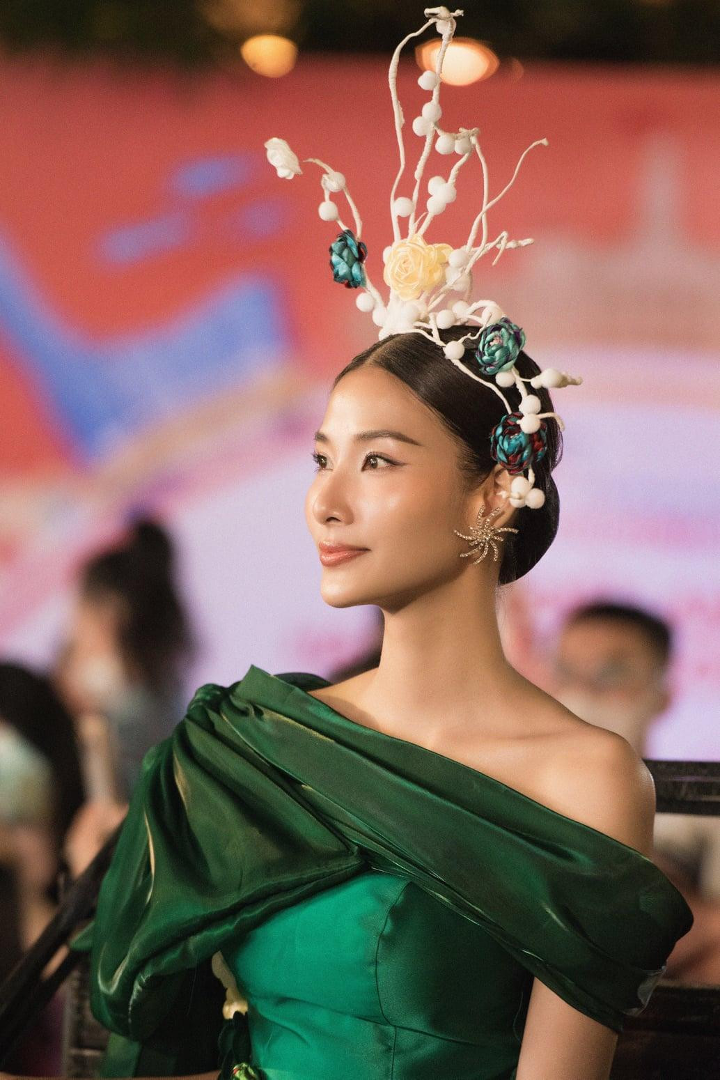 Người đẹp gây chú ý với phụ kiện đội đầu cực kỳ tỉ mỉ và lộng lẫy.