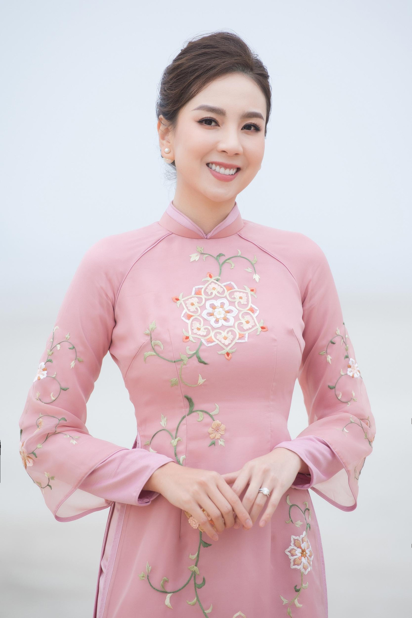 Nữ MC xinh đẹp khoe nhan sắc trẻ trung đáng ngưỡng mộ với áo dài gam màu hồng nhẹ nhàng. Nữ MC xinh đẹp khoe nhan sắc trẻ trung đáng ngưỡng mộ với áo dài gam màu hồng nhẹ nhàng.