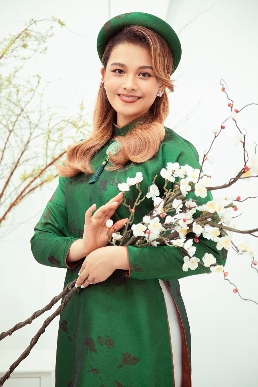 Diệu Ly 24 tuổi, tốt nghiệp chuyên ngành truyền thông, điện ảnh, Đại học New York. Cô cũng làm việc ở nước ngoài giống chị gái.