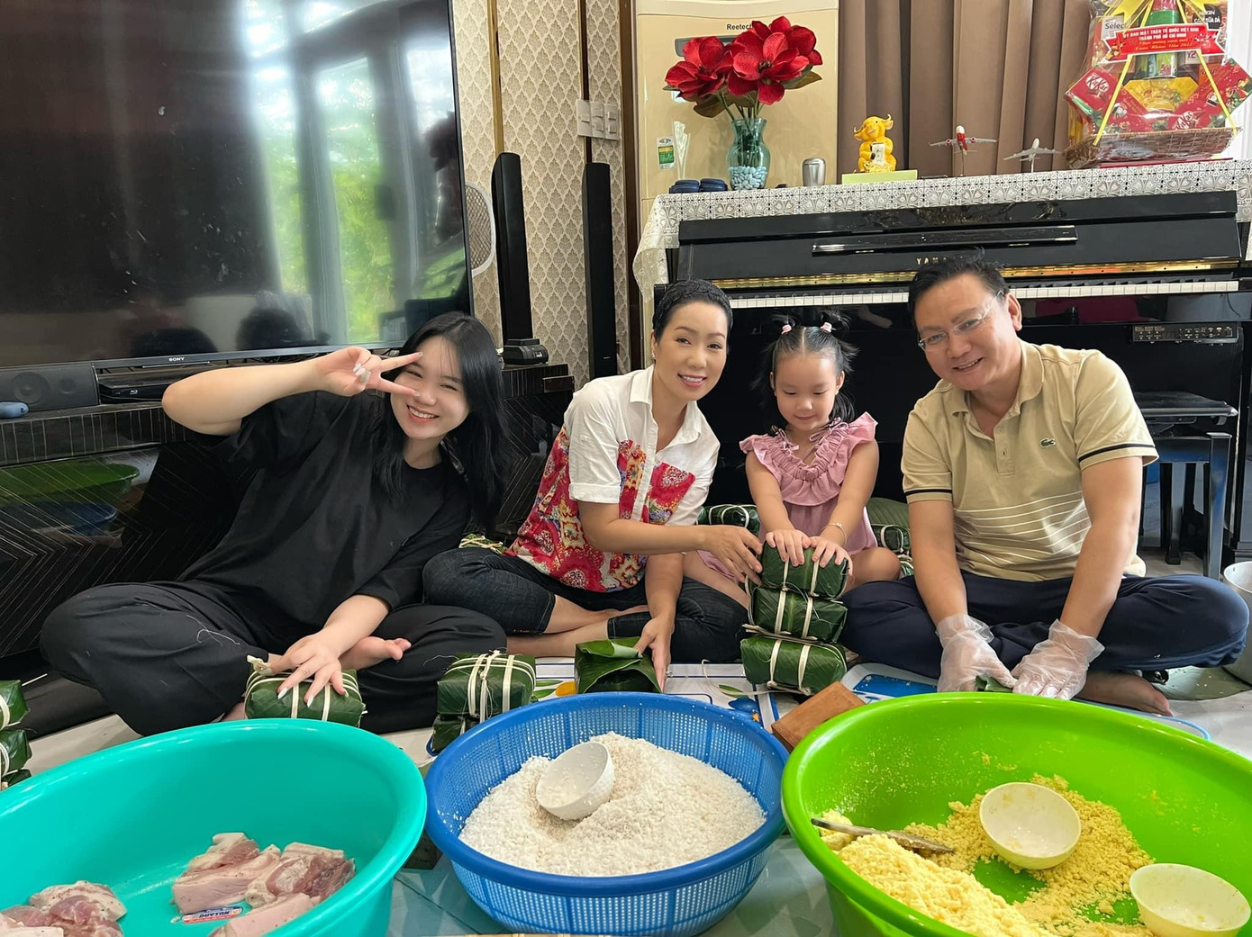 Á hậu Trịnh Kim Chi cùng ông xã và các con quây quần gói bánh chưng ngày Tết.