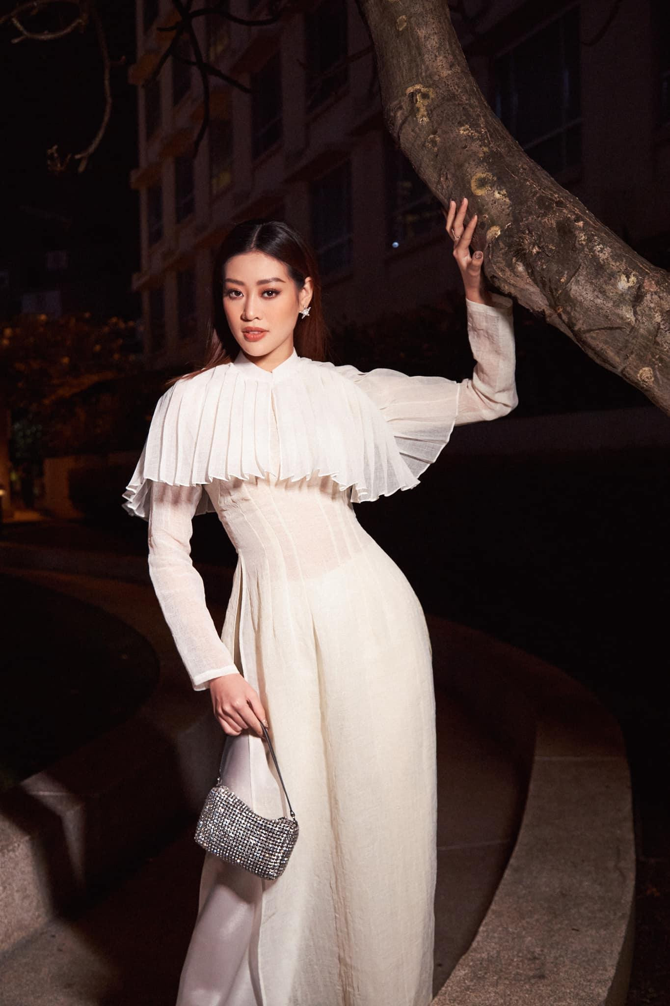 Hoa hậu Khánh Vân diện áo dài trắng cách điệu lạ mắt.