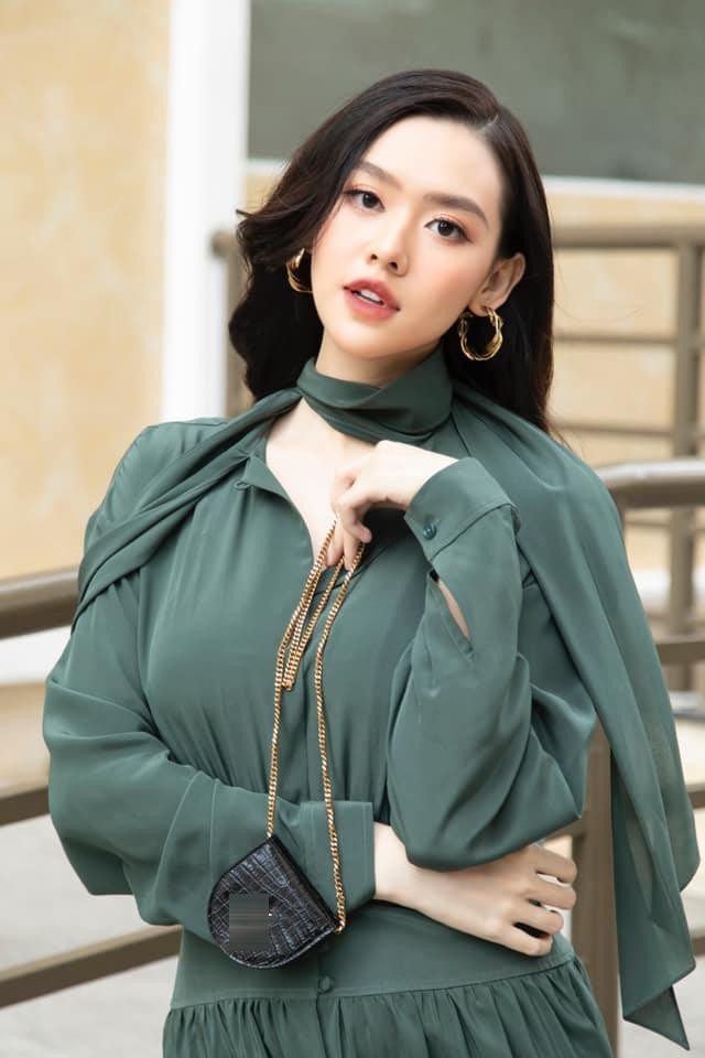 Á hậu Tường San đẹp yêu kiều tựa tiểu thư với bộ váy xếp ly thanh lịch.