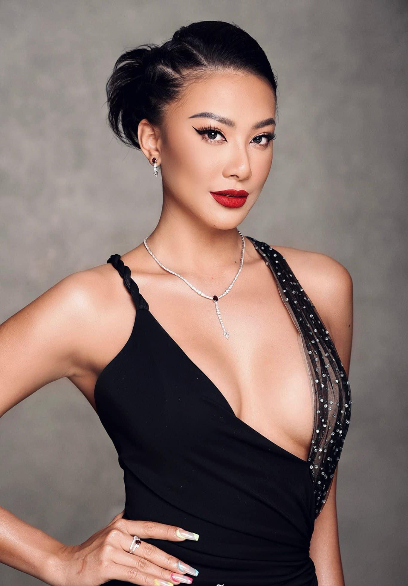 Á hậu Kim Duyên diện váy xẻ táo bạo, khoe vòng một đầy đặn và nóng bỏng.