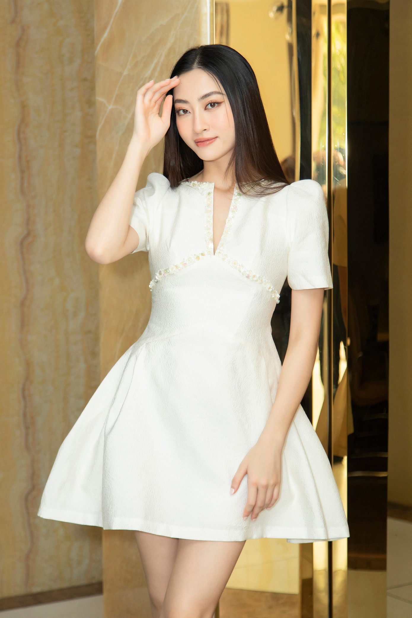 Hoa hậu Lương Thuỳ Linh khoe dáng yêu kiều với bộ váy xoè tông màu trắng thanh lịch. Hoa hậu Lương Thuỳ Linh khoe dáng yêu kiều với bộ váy xoè tông màu trắng thanh lịch.