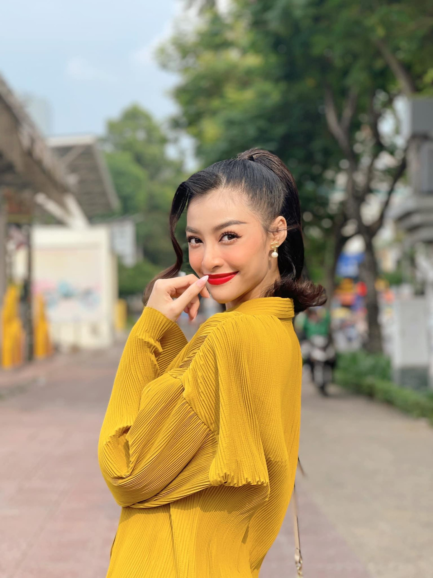 Á hậu Kiều Loan nổi bật với tông màu vàng rực rỡ.