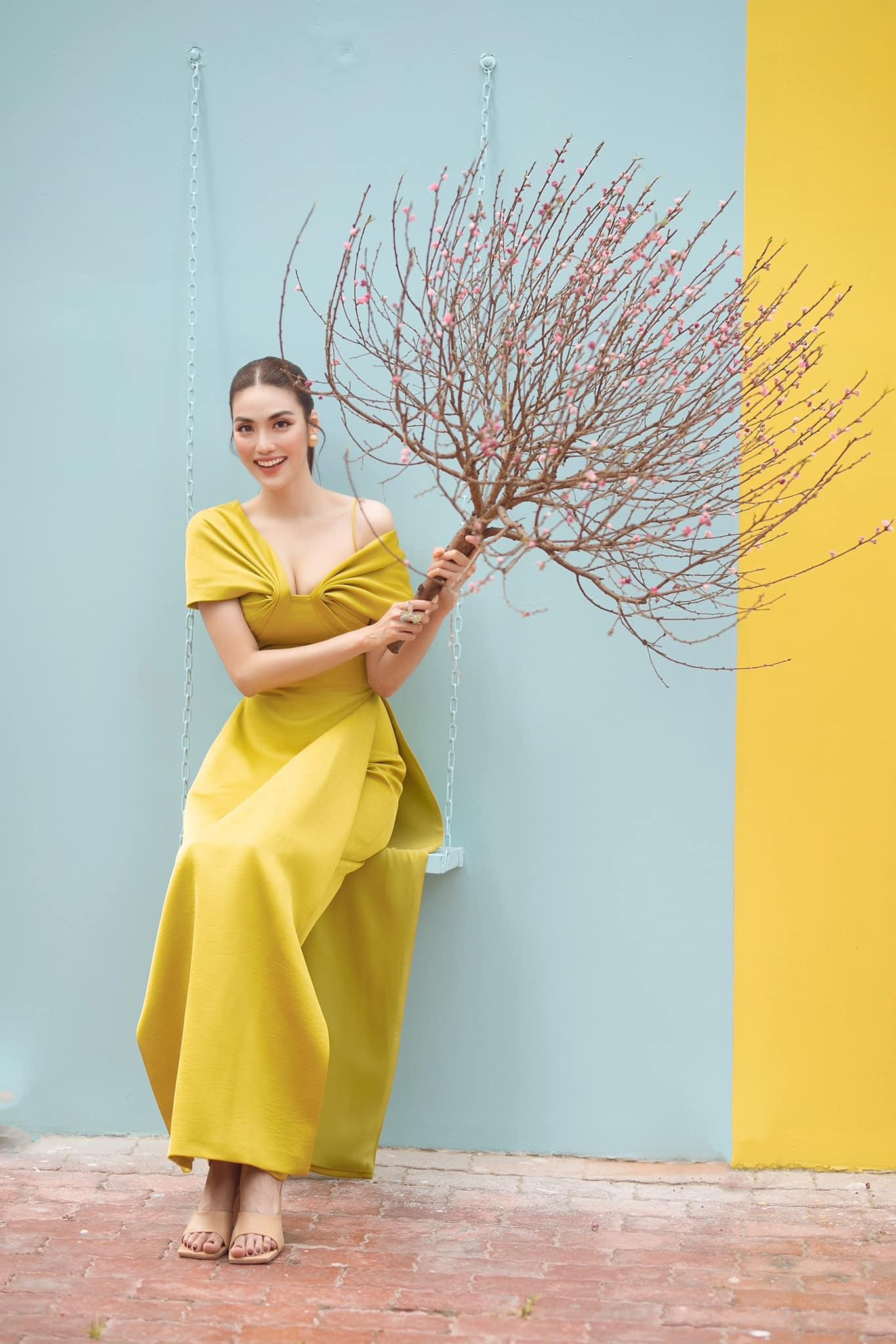 Hoa khôi Lan Khuê diện áo dài cách tân tông màu vàng nổi bật xuống phố những ngày cuối năm.