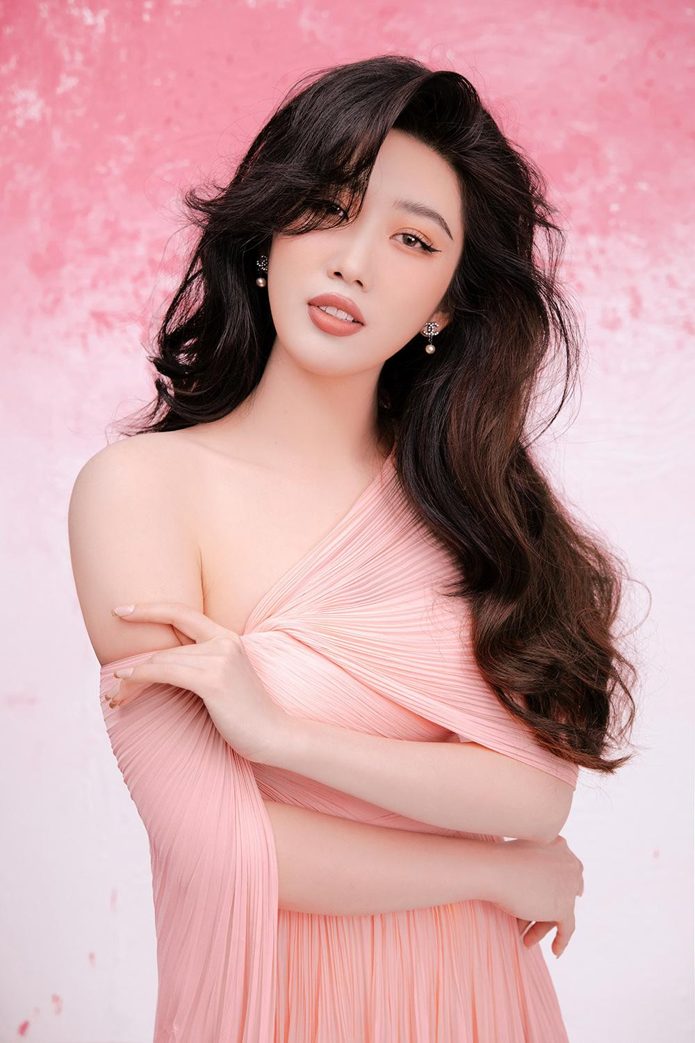 Trong những ngày giáp Tết, diễn viên Thuý Ngân xuất hiện cực kỳ ấn tượng trong bộ ảnh Tết với nhiều sắc thái đa dạng.