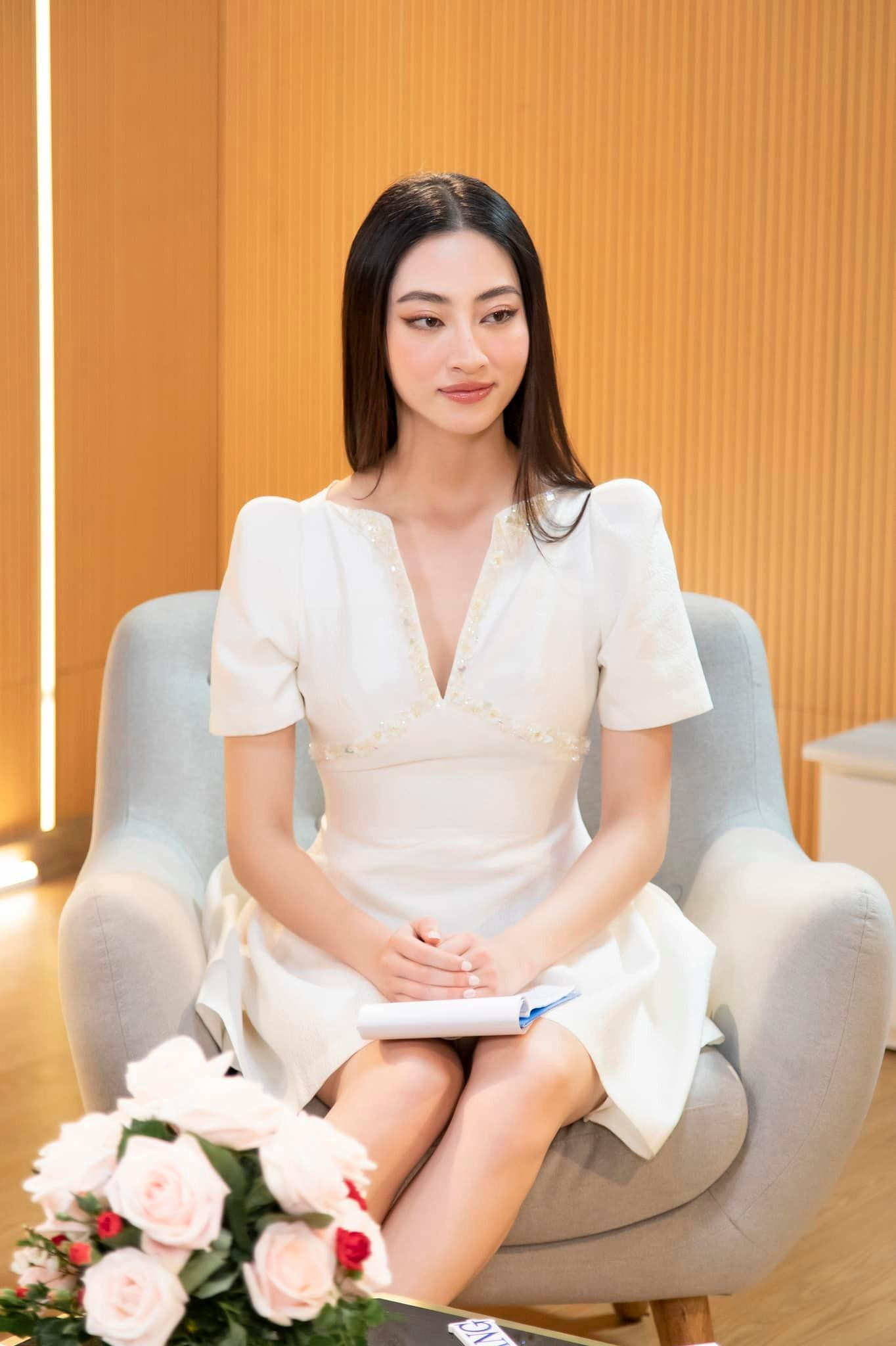 Thiết kế cổ chữ V giúp Miss World Vietnam 2019 khoe khéo vòng một quyến rũ.