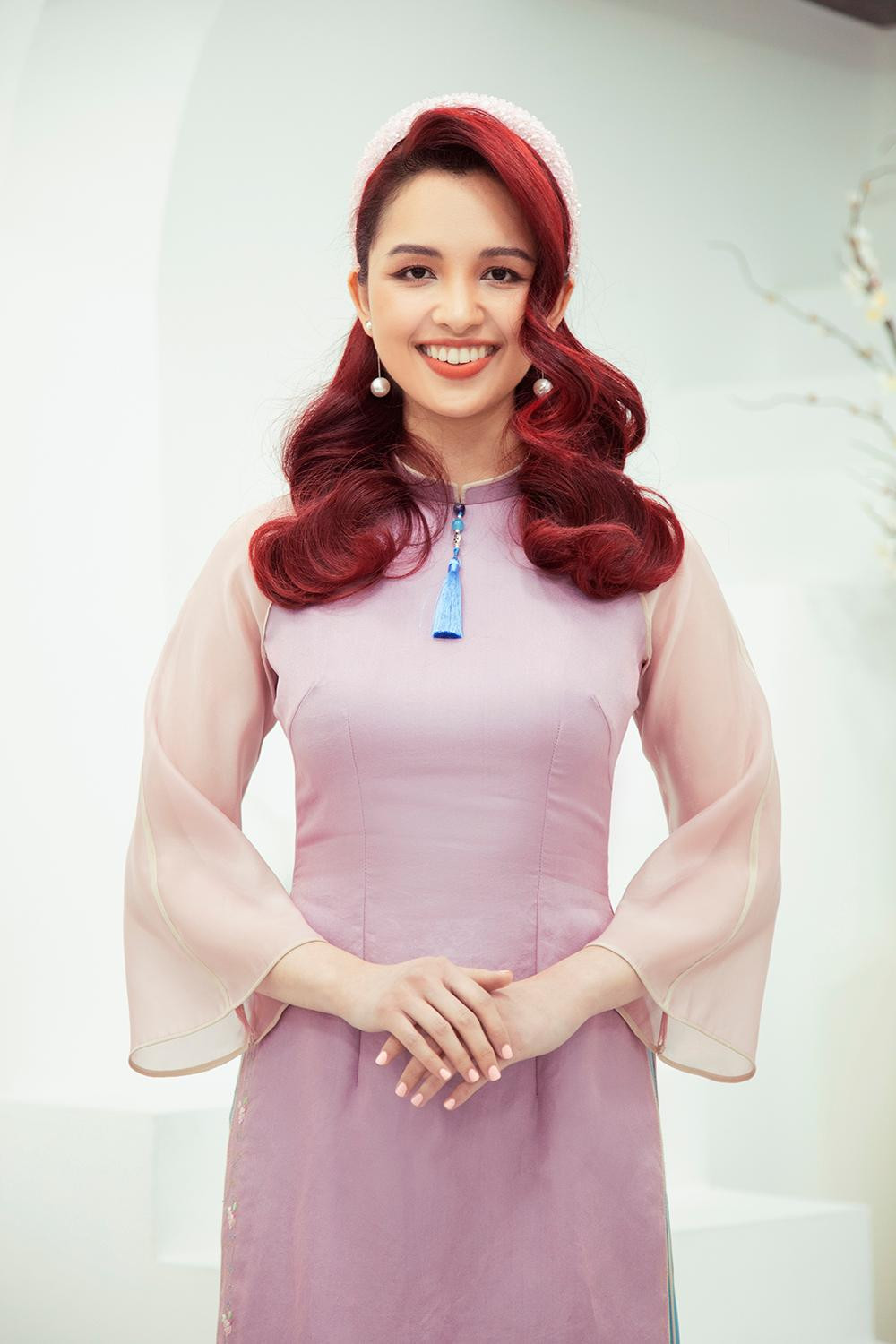 Xuất hiện trong những khung ảnh gia đình ấm áp có Hoa hậu cùng ông xã người Ấn Độ và hai cô con gái là Diệu My và Diệu Ly. Cậu Út Hoàng Phi vắng mặt trong bộ ảnh gia đình do bận rộn với việc học tại Mỹ nên đã không kịp về Việt Nam trong dịp Tết Nguyên Đán 2022.