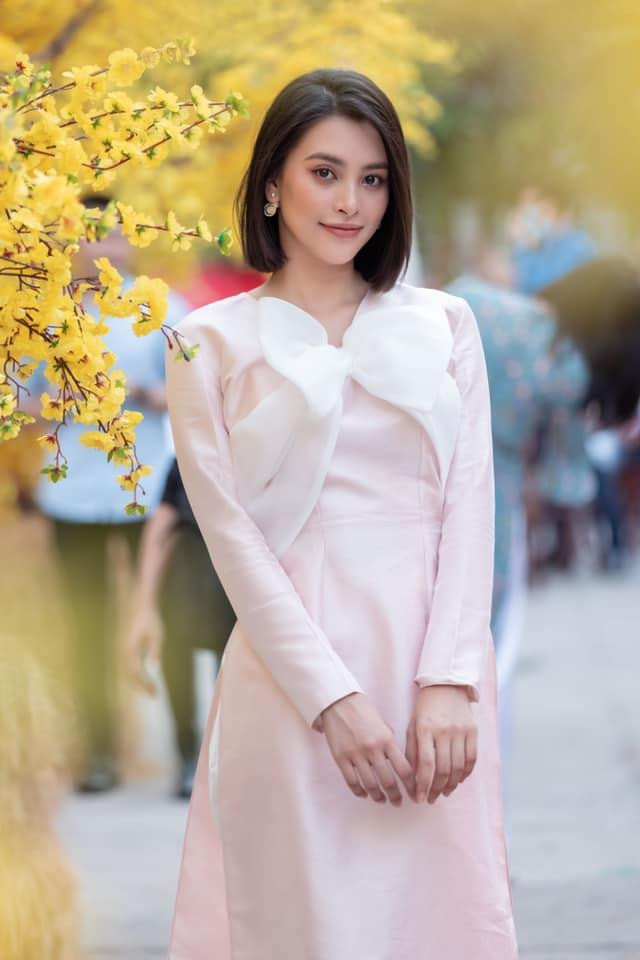 Hoa hậu Tiểu Vy khoe nhan sắc dịu dàng, yêu kiều với tà áo dài cách tân gam màu hồng nhạt.